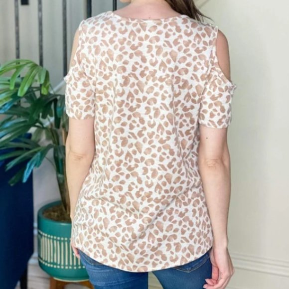 Women's Top COLD SHOULDER ANIMAL PRINT - Picture 4 of 4